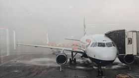 15 pasageri au fost dați jos din avion fără vreo explicație. Ulterior au aflat că au picat la testul cântarului